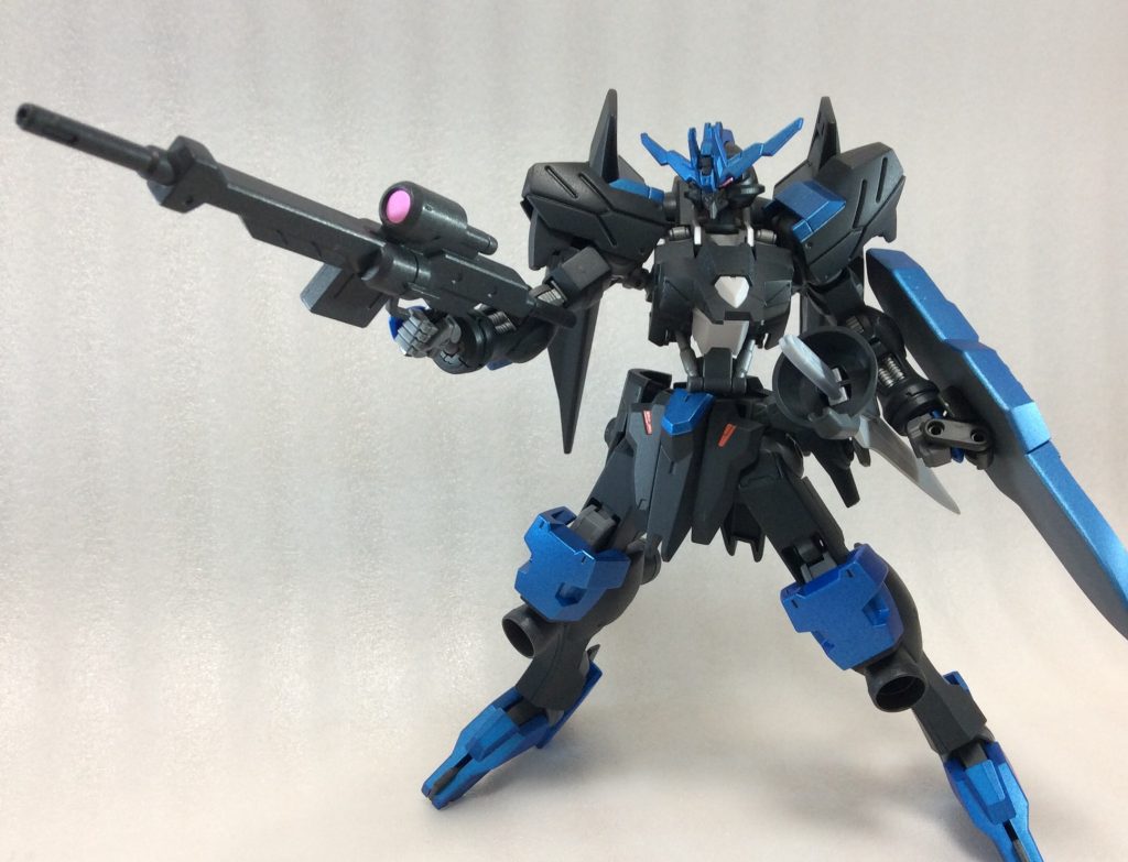 ライフルも健在です。
劇中で一回しか使用していないせいか遠距離から数発撃った後にポイ捨てしてそうなイメージがあります。
また、写真の様に剣は非使用時には腰にマウントされます。