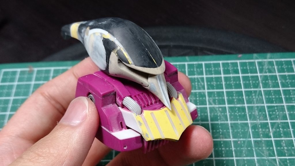 最終的に顔部分はパテなどで作り直しました