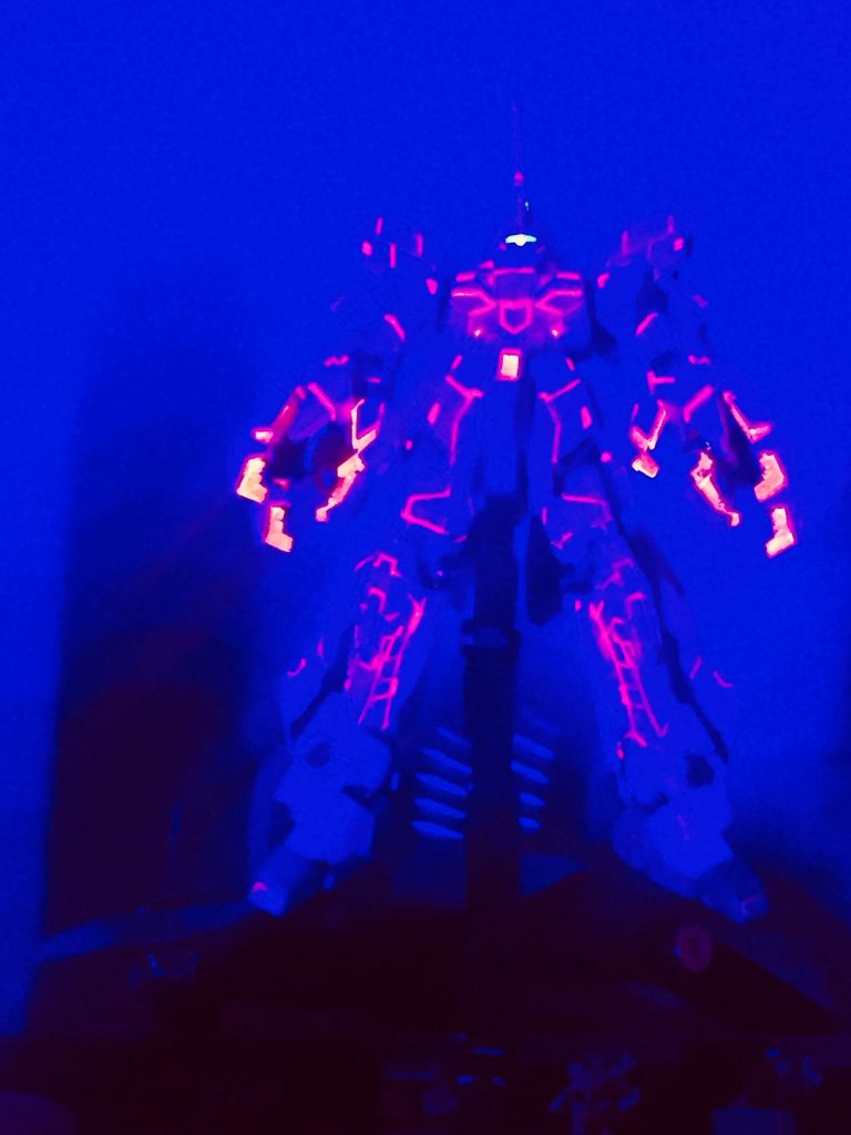 赤い部分とスミ入れは蛍光レッドとクリアレッド混合。ブラックライト。肉眼ではガンガン光ってるんですが写真にはあまり写らないですね。