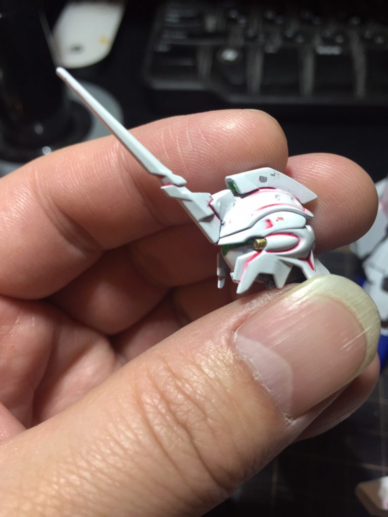 スタインのメットにユニコーンの顔、トサカ、角、角の根元はプラ版工作。