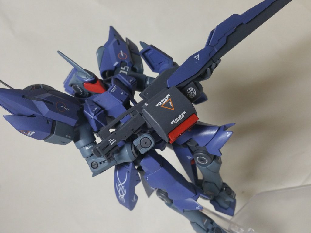 両手持ちこそできるもののかなり可動性はキビシーッ! ジンクスが元々動かない上にいろいろ盛って更に可動域食った結果です……、機動性はあるけど運動性に難がある機体とかだったらいいなあっ