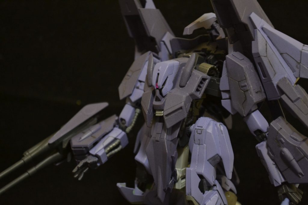 モノアイは100均のデコレーションシールを使用しました。全体のカラーは淡い感じにして形やスジ彫りが目立つようにしました。