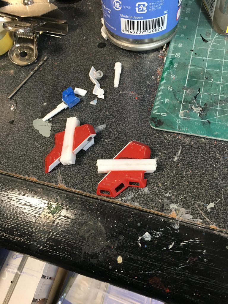 フロントスカートの大型化。実はこれ塗装ぎりぎり前に思い直して大きくさせました。なので仮組みしないで塗装に入ってしまったのですが、うまい具合の大きさで作れて良かったです。