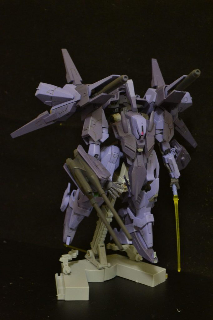 右腕には脱着式のビームガンを装備。パラスアテネのものです。