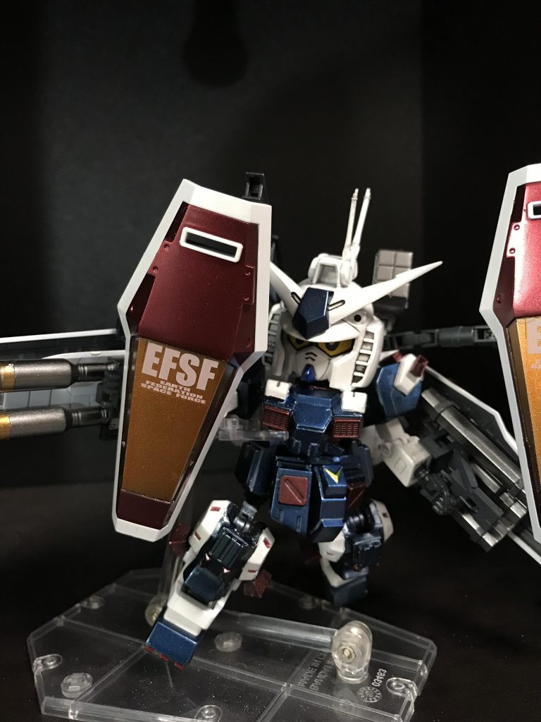 バックパックの大型メガ粒子砲や腕部二連装式ビームライフル、装甲内蔵式のミサイルポッドなどMSには過剰とも言える程の武装を持っており、本機の総合火力はMSの範疇を大きく超える