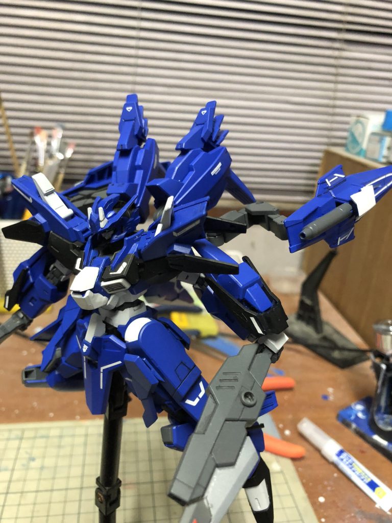 バックパックにはビームキャノンとマイクロミサイルランチャーを搭載しています。