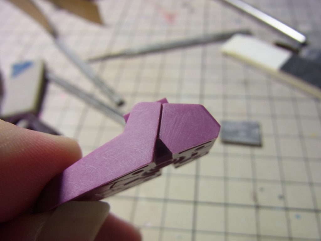 足首の曖昧なディティールは無かったことにして
エッジをシャープにして、中央もハッキリとした分割線に