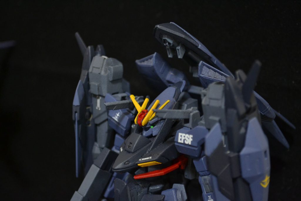 頭はEZ-SRのアンテナ追加とカラーリングで本流のガンダムっぽくしました。
いつもは面倒なのでデカール貼りやらないのですが、今回は連邦ぽく見せるために貼ってみました。
肩部にGNビームサーベルを前後逆につけて中距離ビームバルカンのつもりです。