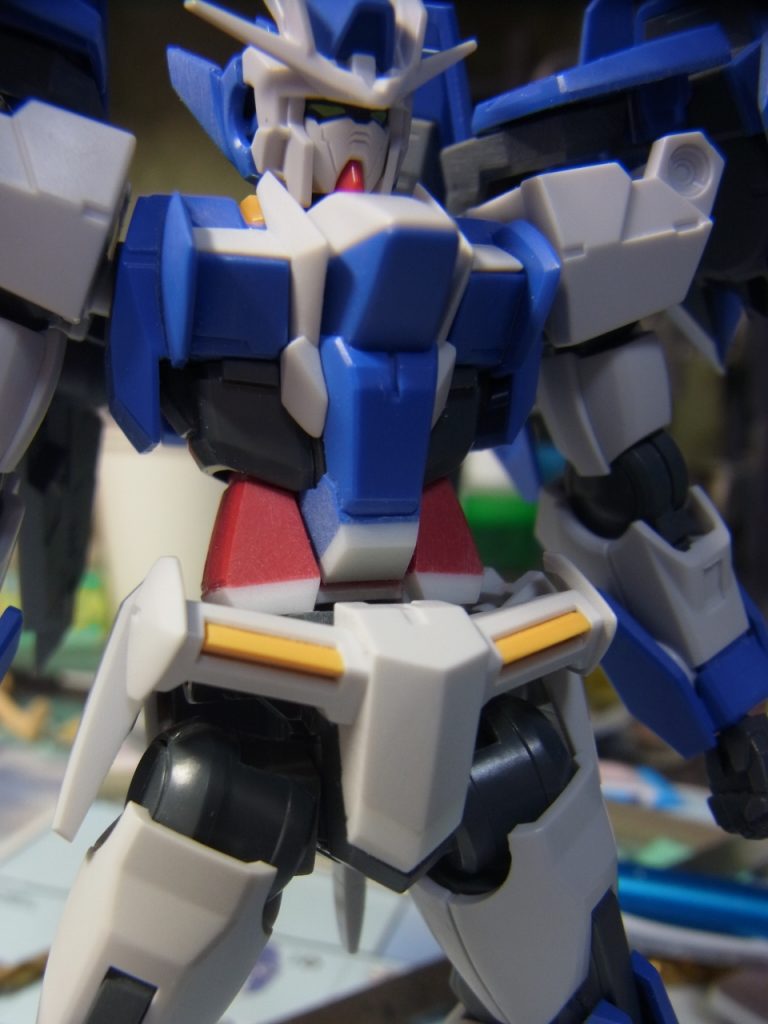 胴体を2ミリ延長、
股関節部を削り、フロントアーマーの付け角度を変更
ズレた分1ミリプラ板で形状修正して設定画に近い印象に