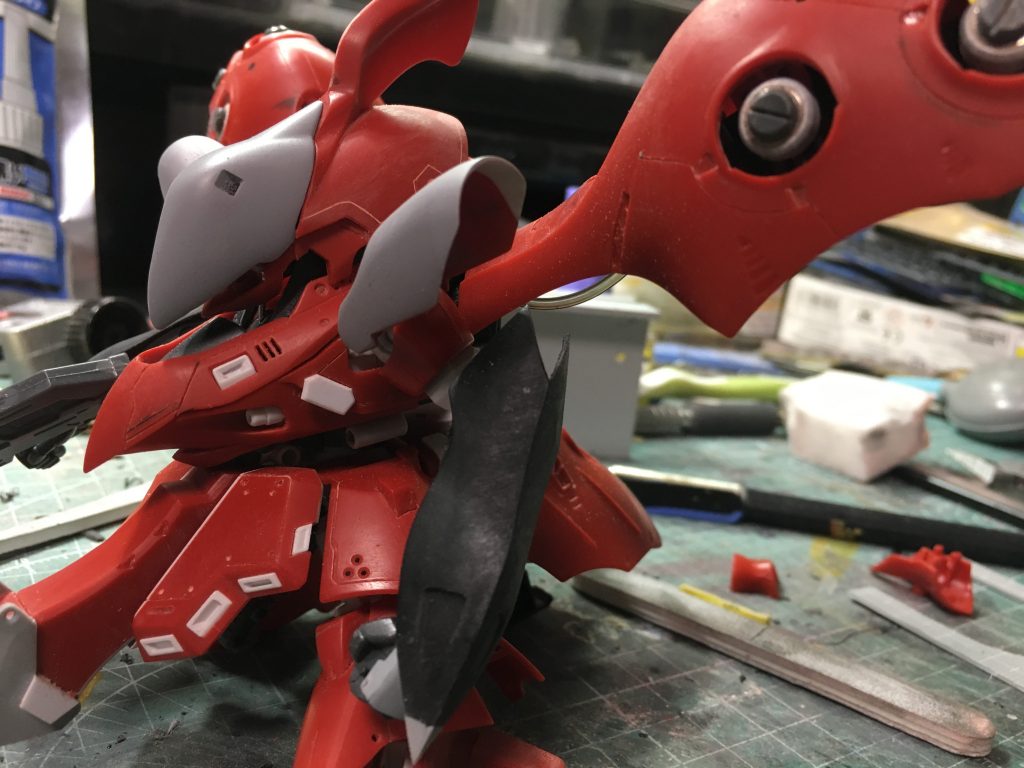 グリフォンの腕をほぼそのままの形で使いました。旧キットで腕の中がスカスカだったのでそこに元から着いてた握りこぶしをカットして無理やり詰め込み、関節の付け根に使いました。