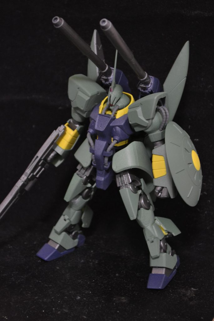 背中にはGN-Xの羽根的なものをつけてオリジナルのイメージに近づけました。
脚部はGN-Xの脚を短くしてくるぶし以下はジェスタを使っています。
腕と胴体はパラス・アテネのものですが、カットして短くしています。
肩はドムR35のもので拡散ビーム砲は廃止です。