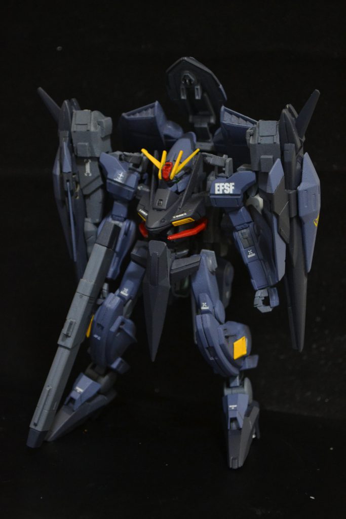 両肩はギャプランを意識したシールドバインダーです。見てのとおりですが0ライザーのパーツです。上端にハイザックのバックパックを2つに割って追加してます。
脚部に姿勢制御用のスラスターを追加。
股関節は左右に2㎜づつ拡幅して変形時に足を左右に広げて全高を低くするようにしています。
ビームライフルはアッシマーのものです。