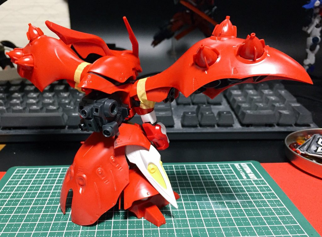 胴と腰の間には鉄血の肩関節を仕込んで背丈の延長を行いました。ちなみに無改造で取り付けることが出来ました。