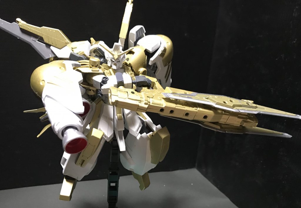 手に持たせるとこんな感じ 
構える時は武装が重たすぎるので支えを使ってw
ちなみにハイパービームカノンにはバインダーガンを組み付けており、急接近された時の緊急の格闘武装として使用できる他
手持ち格闘武装としても分離して使用することも可能
また高出力攻撃の際のレールガイド的機能も付いています(脳内設定)
このハイパービームカノンは出撃時に装備するかしないかを決める方式にしているので
この武器専用のマウントラックは付いていません