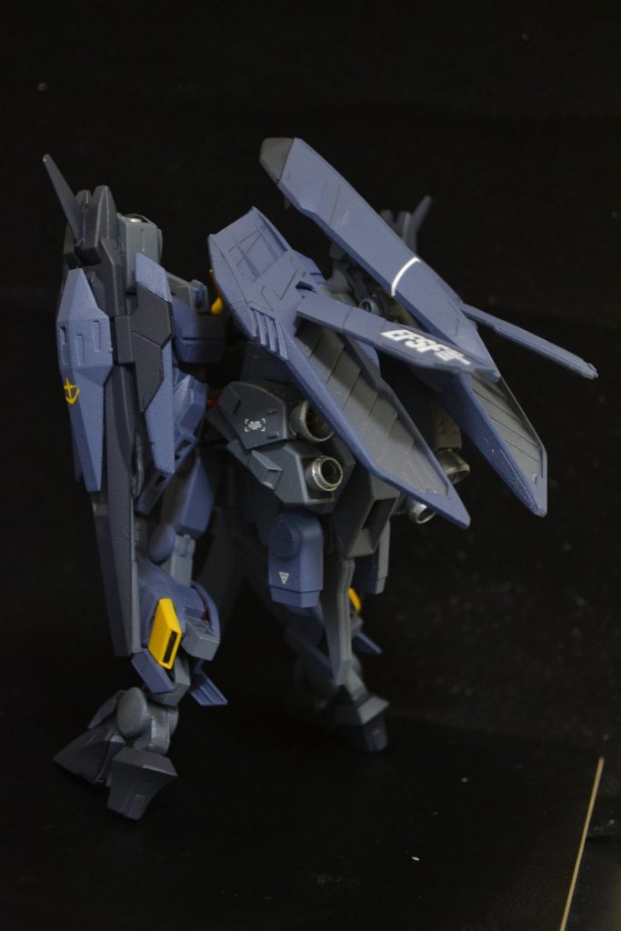 背中の羽根が今回可変機にしようと思いついたポイントです。
それの下にEZ-SRのバックパックを盛ったものを追加しました。