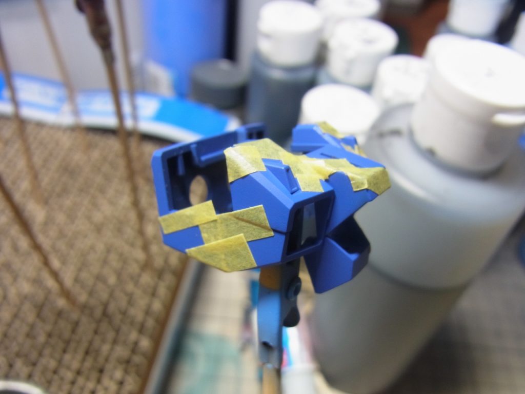 マスキングをペタペタ貼って塗装
今回は自分で調色した4種類の青系で塗分け