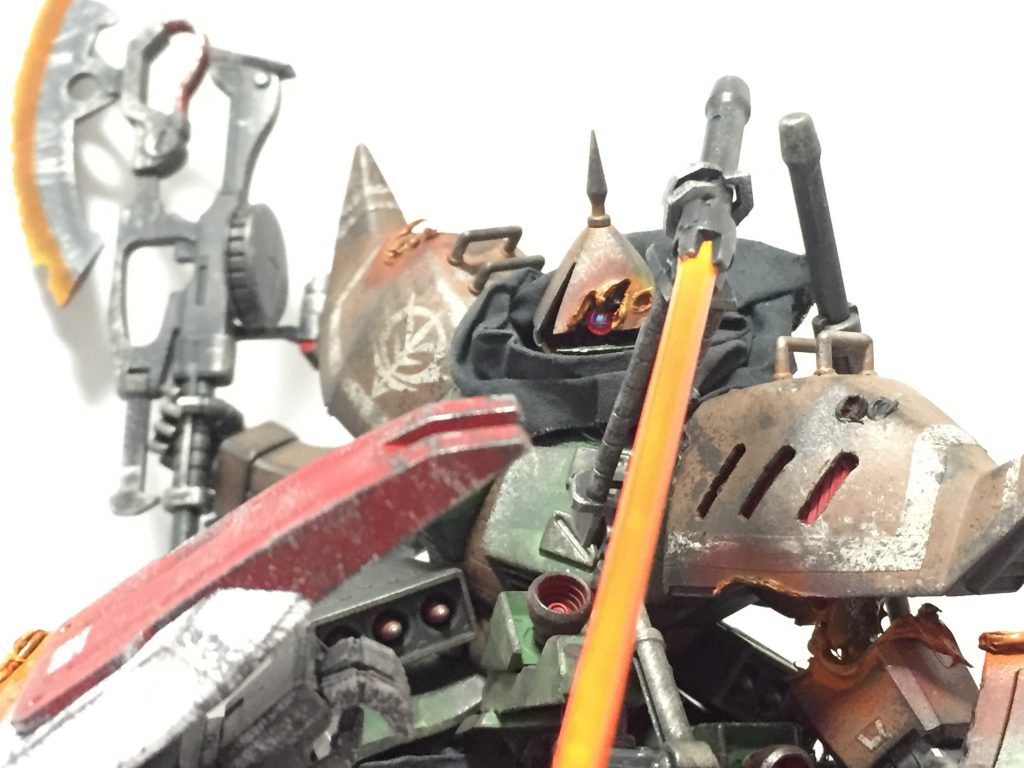 この作品で一番気に入っている写真です。
ジムのビームキャノンがカスってギャンの顔の装甲が溶けてる表現です。
実は元々のギャンそのままだとモノアイが全然見えなくて作品として微妙だったのでいっそ見えるように装甲を焼いちゃえ!っていうアイデアからこういう風になりました(笑)