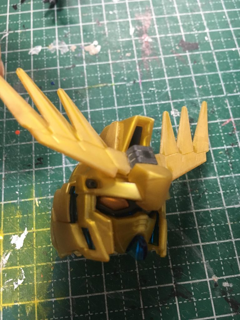 小顔に見えるようひさしの角度、ほお当ての厚さをいじっています。
アンテナはふちを薄くシャープ化しています。