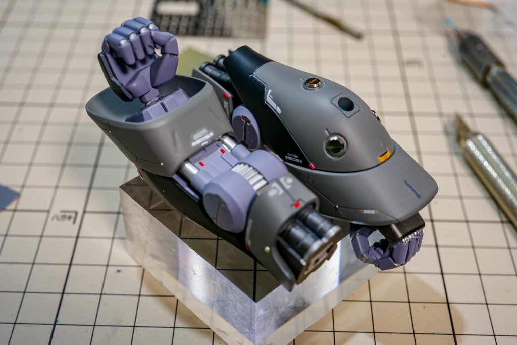 トップコート後にメタルパーツやフィニッシュシートなどでディテールアップしてます