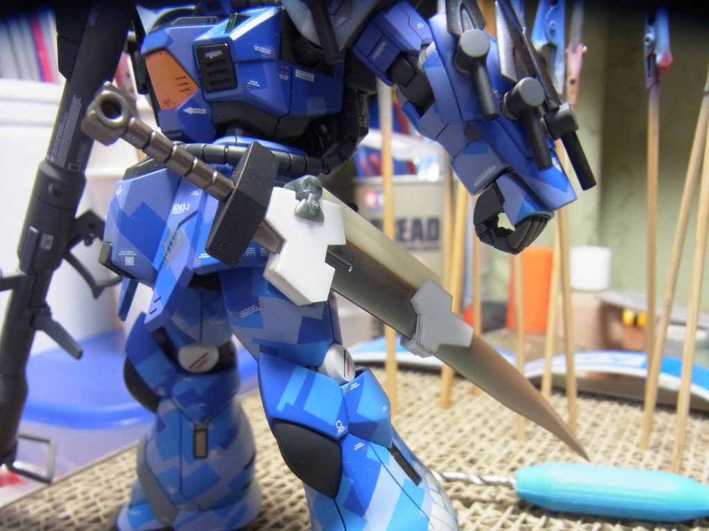 ゾゴックから流用したサーベルを入れている鞘は
自作プラパーツを組み合わせて、即興ででっち上げた物