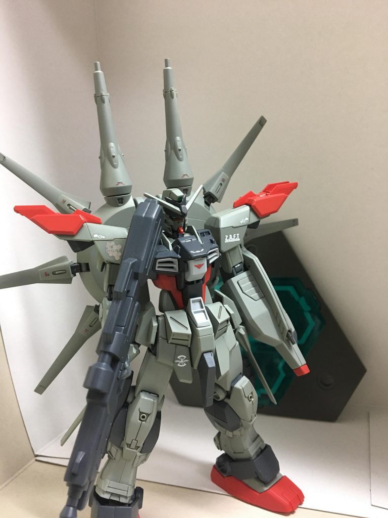 今回はキットの各部パーツの組み合わせと色の変更で合わせ目消しなどは行いませんでした笑
プロビディンスやレジェンドは個人的に少しゴツいイメージがあり自宅に余ってたアメイジングストライクフリーダムの胴体やフルアーマーガンダム7号機の足でイメージを作り、肩が少し長い印象をフリーダムとカスタムキットで再現しました!