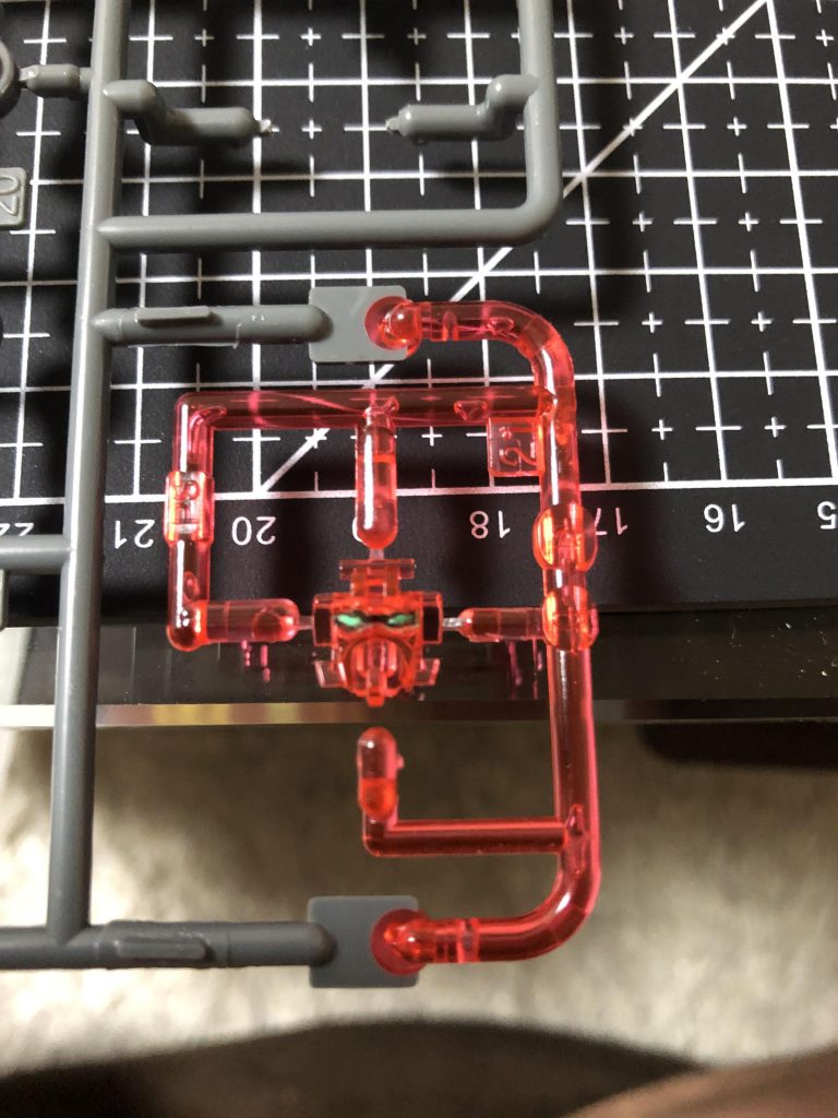 はみ出したところを少し削って、墨入れペンで周りを塗りました。
