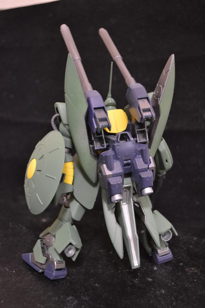 背中の羽根的なものはGN-Xから流用。AMBCを利用したスタビライザーという設定ですが、実際にはほとんど動きません。。。
バックパックはドムR35noもので、キャノン砲の砲座もドムR35のスラスターユニットです。なぜドムR35かというと後ろのスラスター類がかっこよかったからです。