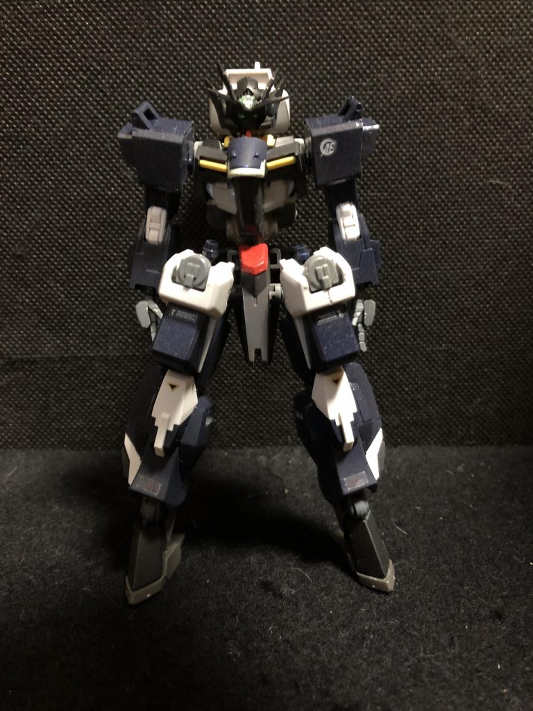 正面。顔とコクピットハッチを除く胴体はブラック、それ以外は基本、紺色で塗っています。コクピットは球体で、出撃時には球体から入り、戦闘中は上のハッチが開いてルプスレクスのように展開し、外に出られるイメージです。また、非常時にはサザビーのように脱出ポッドになります。見た目に反して仕様はブラックじゃないですね。