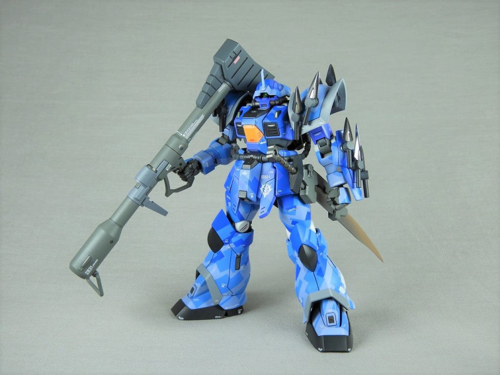 スジ彫りを入れたのは二の腕のみ