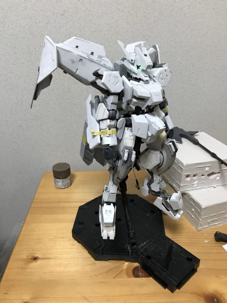 バックパック基部・二の腕・腰部スラスター・太もも・脛部・足の甲・かかと・襟部に1/100バルバトスとリベイクのパーツをベースとして使用し製作を行いました。その他パーツはプラ板とエポキシパテによりスクラッチしました。