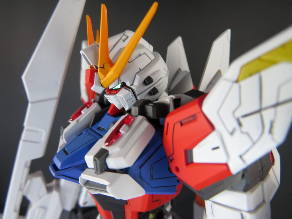 僕の定番改修であるツインアイをプラ板から新規製作プラスヒサシの角度変更。
これで見た目が激変します。