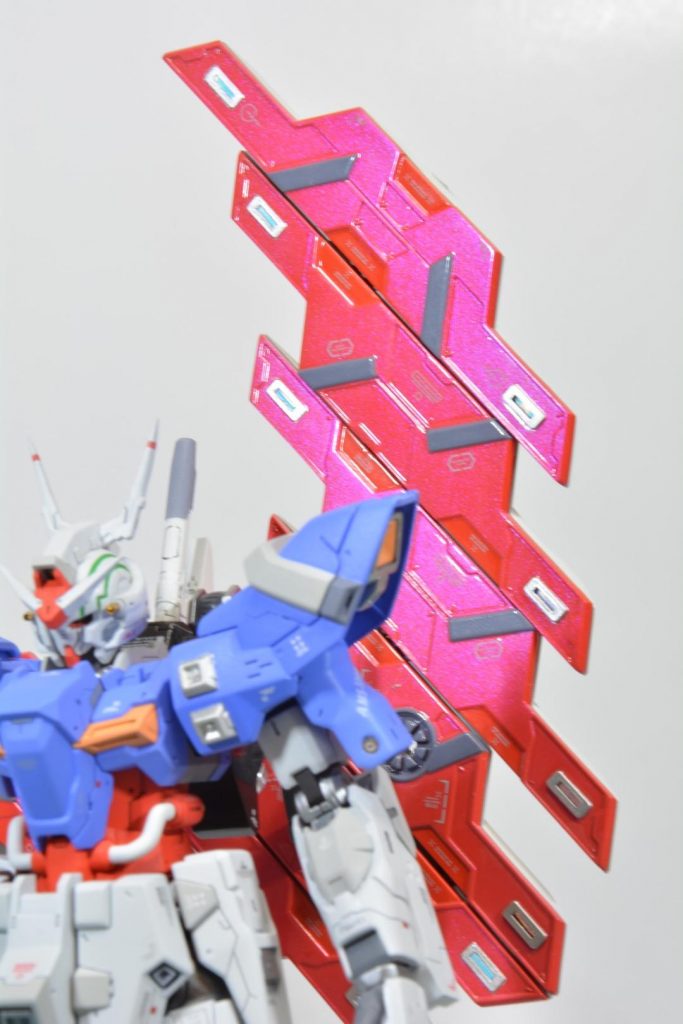 サイコプレートは赤に塗装後、マスキングをしてパール塗装を施してあります。
光の当たり具合で赤→ピンクへと色合いが変化するよう塗装しました。