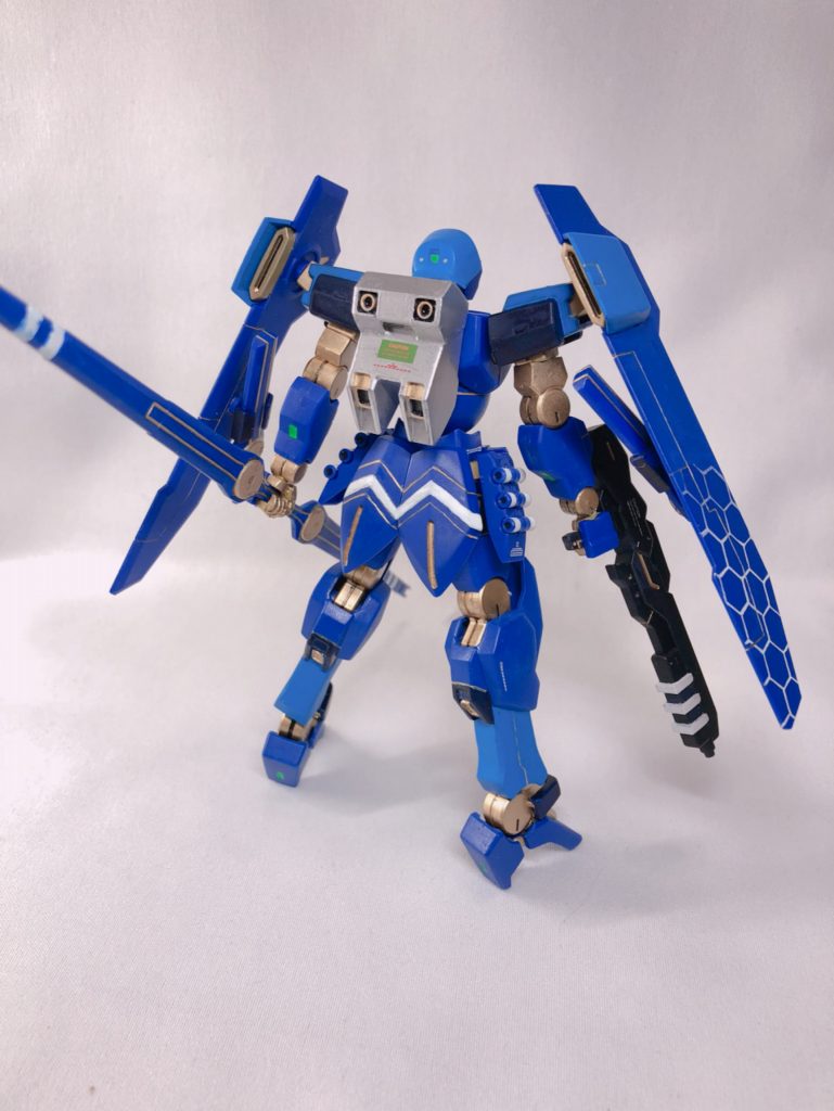 元々のイエロー部はゴールドに変更、高級感を出しました
装甲の継ぎ目感、地球製MSの粗悪感を滲ませる為にバインダーにヘックス模様の網目を塗装しました