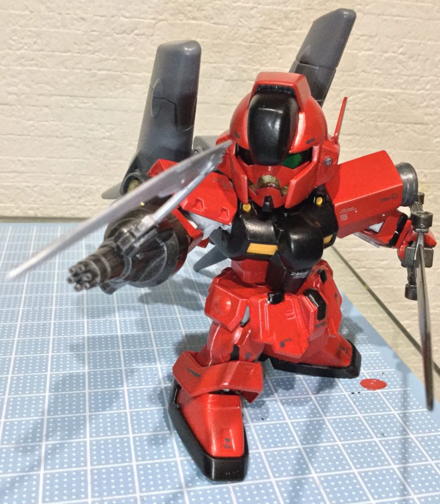 *サイズガン*:右腕に装備した可動式のフックを備えた固定火器。 
これ自体にプラズマ反応炉が内蔵されているため火力では通常のビームライフルに匹敵するらしい。 またフックは巨大化され単体でMSの胴体をも断ち切ることが可能。接近戦と中距離戦に特化していて一撃離脱を得意とするレイヴに合った兵器である。