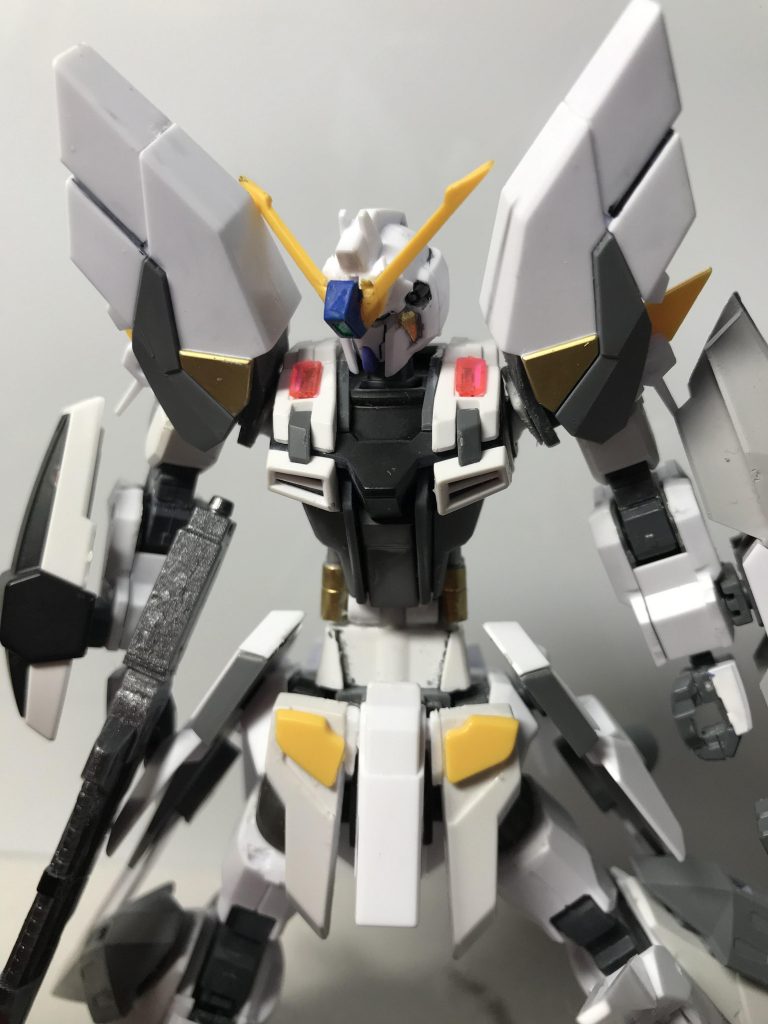 正面のアップです!!
ピンクのパーツは小型Iフィールドが搭載されているという設定で強力なビームは防げませんがギラズール程度のビームなら防げます!