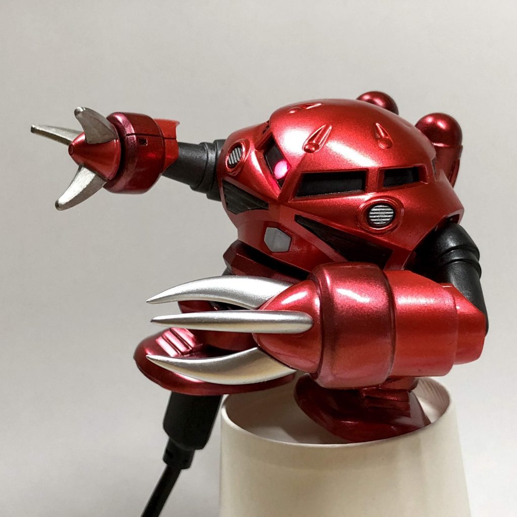 SDズゴックは、メタリックレッドの光沢仕上げ。旧キット1/144ズゴックの前腕を装着して強者感をアップさせてみました。また、SDの腕は短くてジムを貫けないので延長しています。モノアイはLED電飾、電源は足裏のmicroUSBから供給しています。普及しているだけあってスマホ用コネクタが安かったので試しに使ってみました。