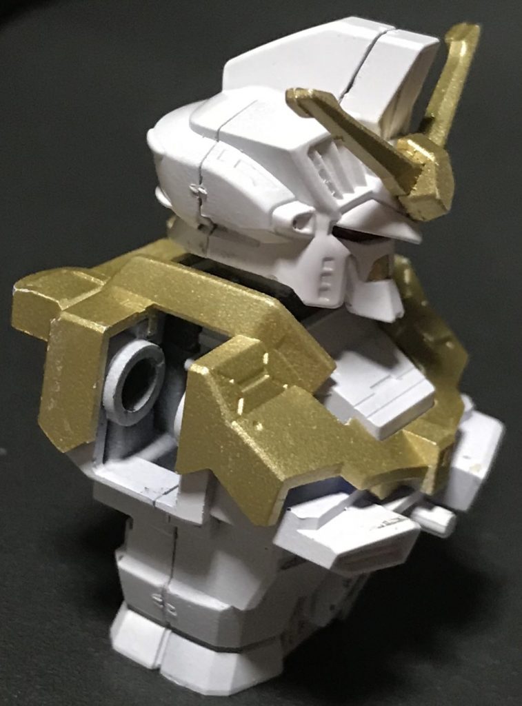 実は武装面の製作と同時に本体の改修もしてました
首が上下にしか動かさなかったので
プラ板を積層して延長し、左右に回せるようにしました