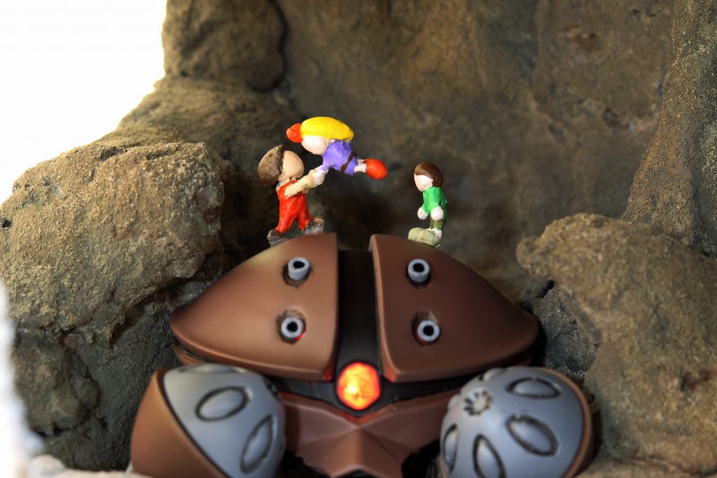 SDアッガイは、頭部と前腕だけを割り箸で接続して配置しました。モノアイはLED電飾で光ります。頭の上のカツ・レツ・キッカは、エポパテをコネコネして作ってみましたが、このあたりの造形が限界でした!造形って難しい!!