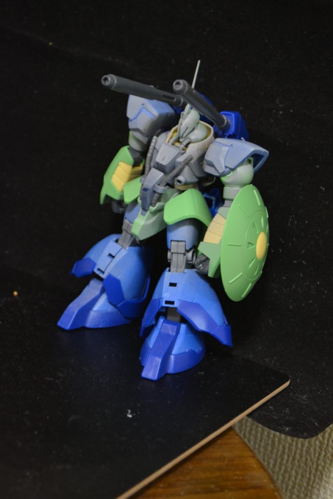 当初案。ドムの脚をそのまま使ったのですが、木星帰りというよりはジオンのMSというイメージが強すぎて不採用。