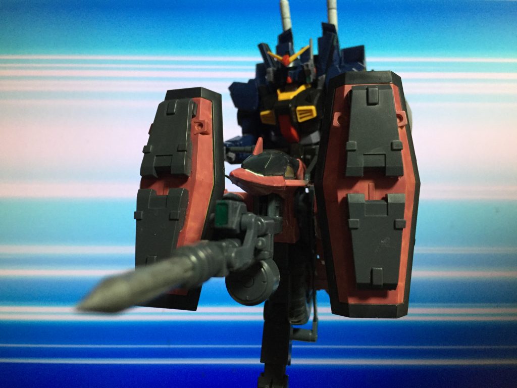 盾を正面に構えて突撃モード！一撃必殺のパイルバンカーを狙います。