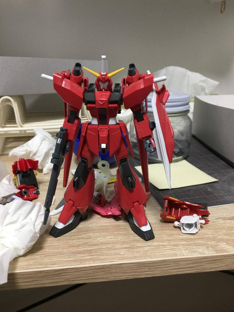 なかなかイメージに合わずHGセイバーを投入
胴体をまるまるくり抜いてCSフレームに着せてます。