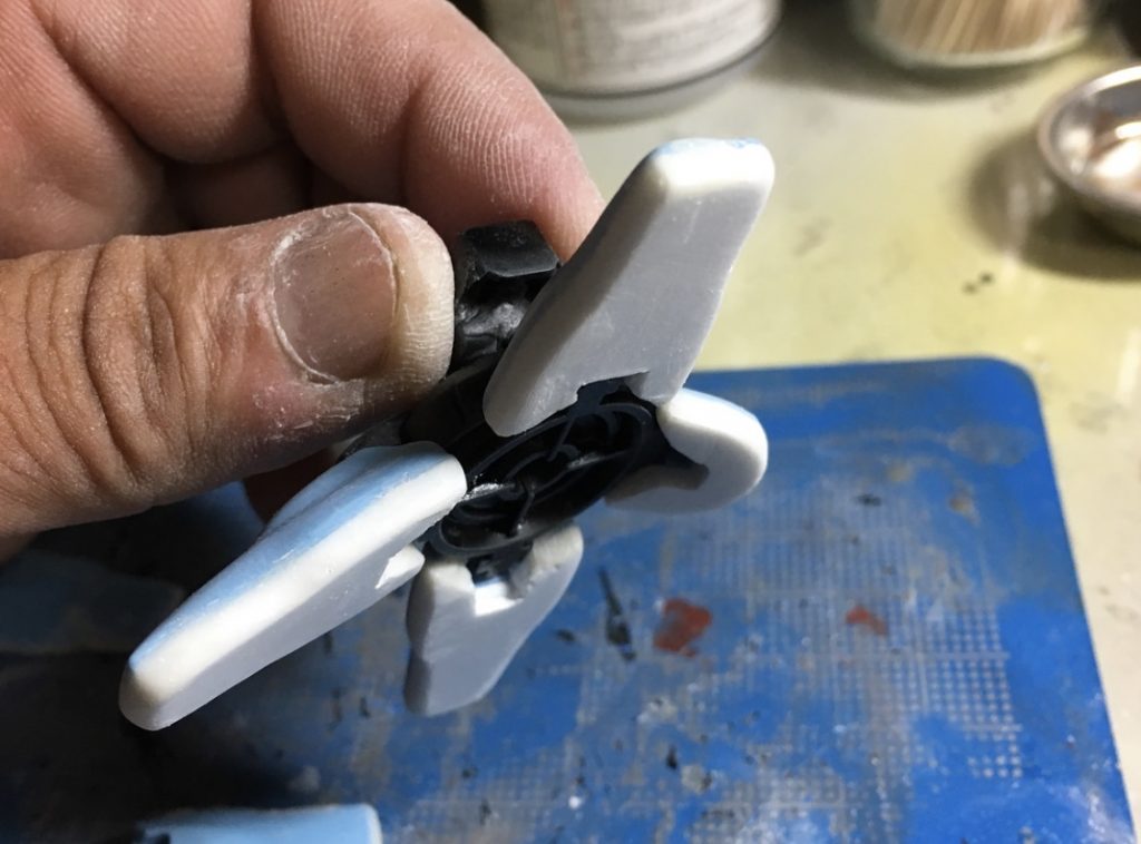 ズゴックと違い、脚はグシオンのままなので、アクセントにハイゴッグの足を移植。