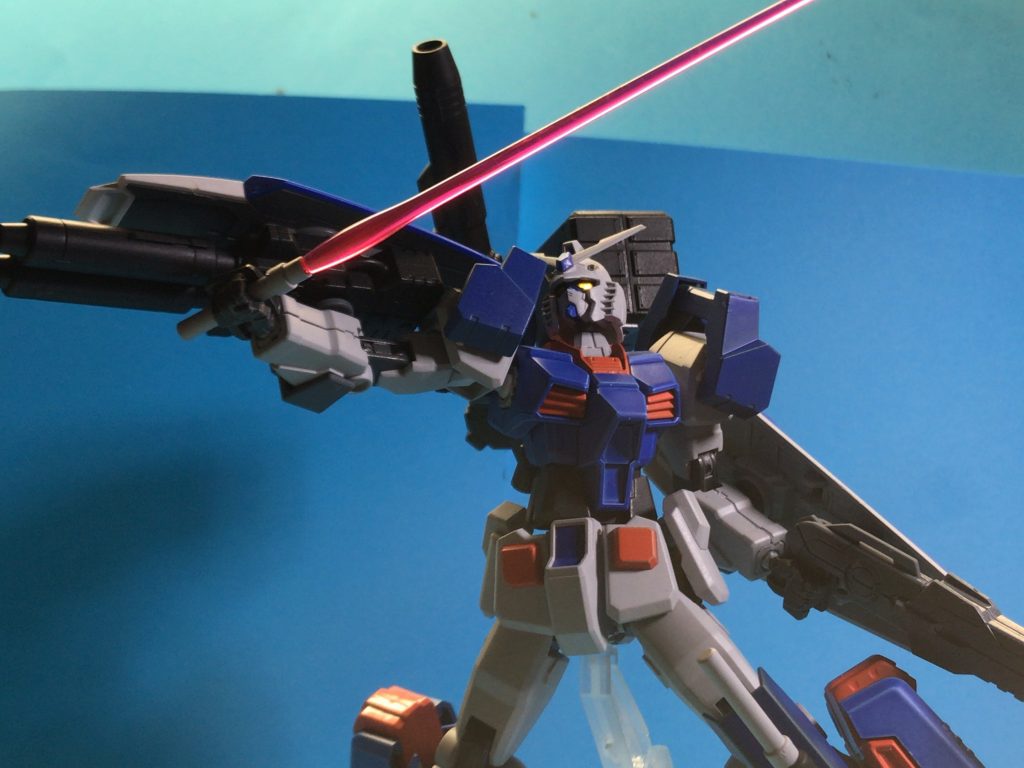 ビームサーベルももちろん使用可能。ラックごと膝に移設してます。膝アーマーにはマシンライダーのパーツを使っています。腿の増設部分はビルダーズパーツのホバーユニットです。