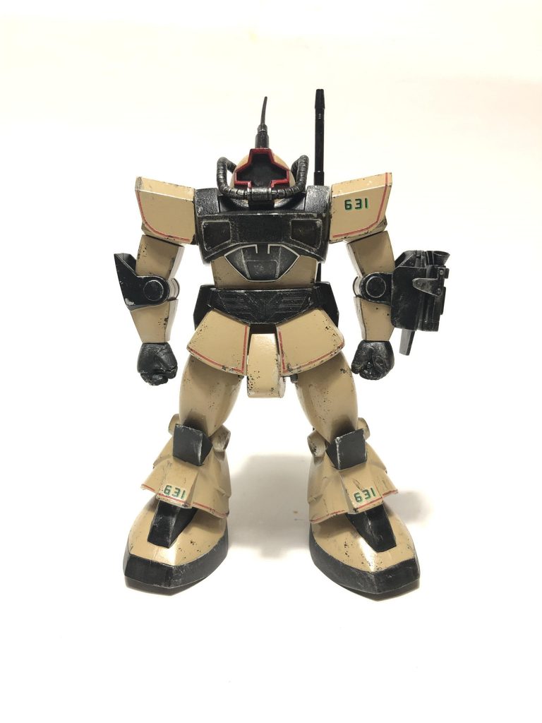 まえ
旧キット「ドムトロピカルテストタイプ」です。
武装のジャイアントバズはグフにあげちゃったのでデザートザクから「ラッツリバー三連ミサイルポッド」を装備しました☆
デザートドムかっこいいぞ!!