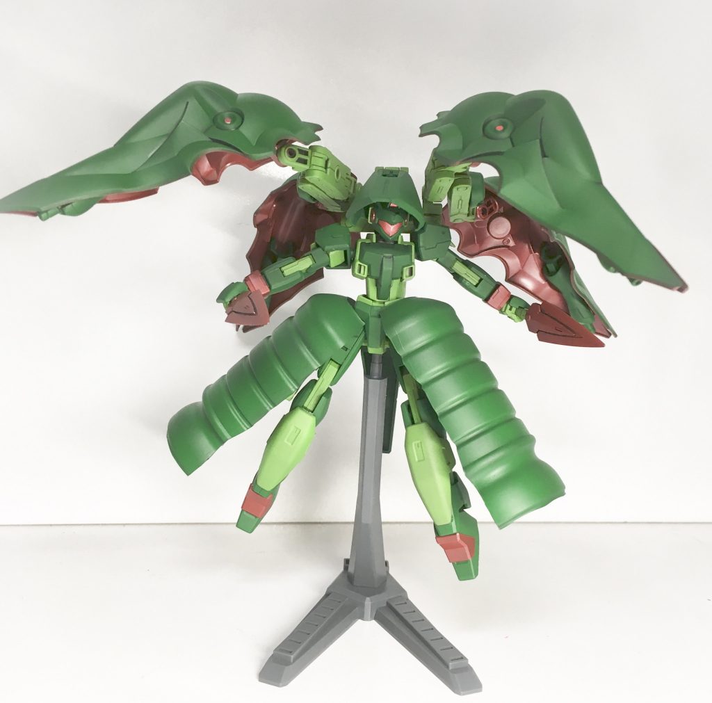 GNダガー
赤い刀身を持つ幅広の短剣
主に接近を許した敵機迎撃用の武器だがビットとしての機能も有しており、手元に戻る投擲武器として使用される事もある