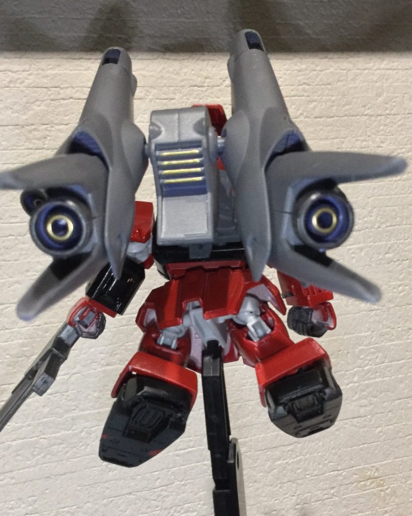 *巨大ブースター*:当初バックパックにはF91のヴェスパーが装備してあったが取り外しその代わりにネオジオンがMA用に開発されたブースターを装備。ブースターは左右別々に駆動し高速での小刻みな移動、回避しレイブの得意な一撃離脱を可能とする。ミノフスキードライブに対抗する為に作られた。