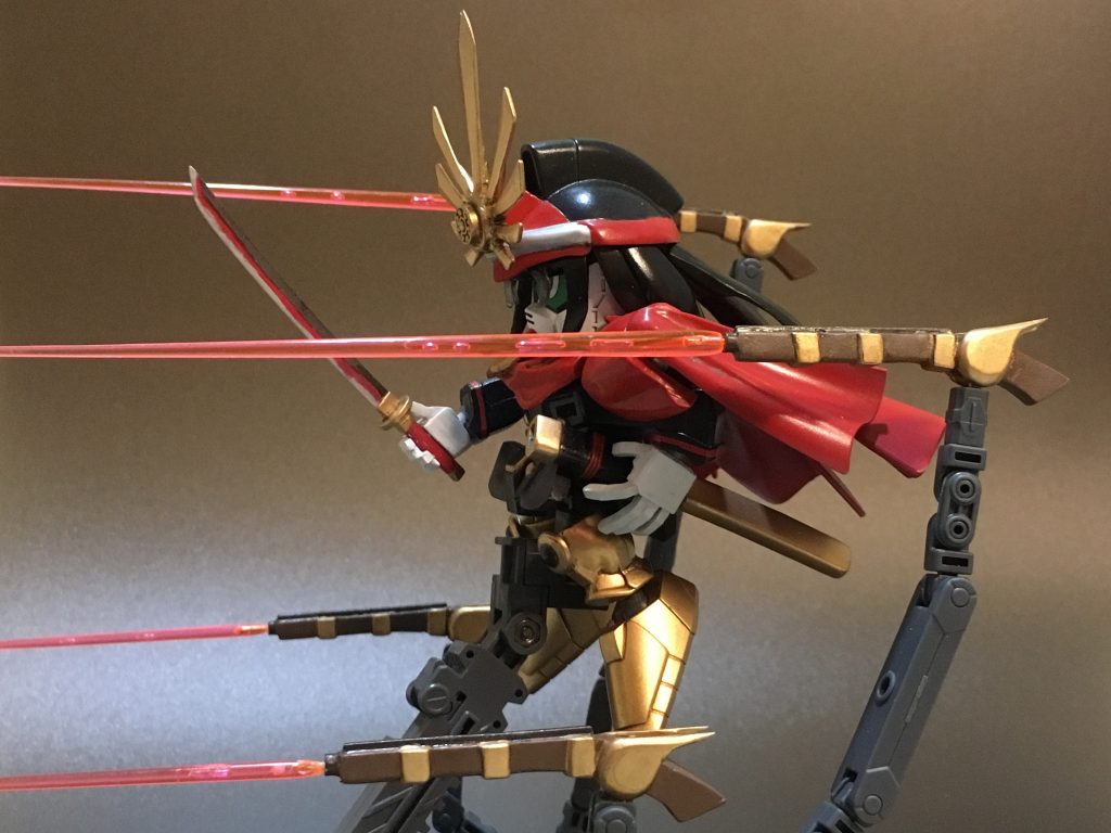 「これが魔王の三千世界(さんだんうち)じゃあっ！！」

エフェクトはピンクのビームサーベルで