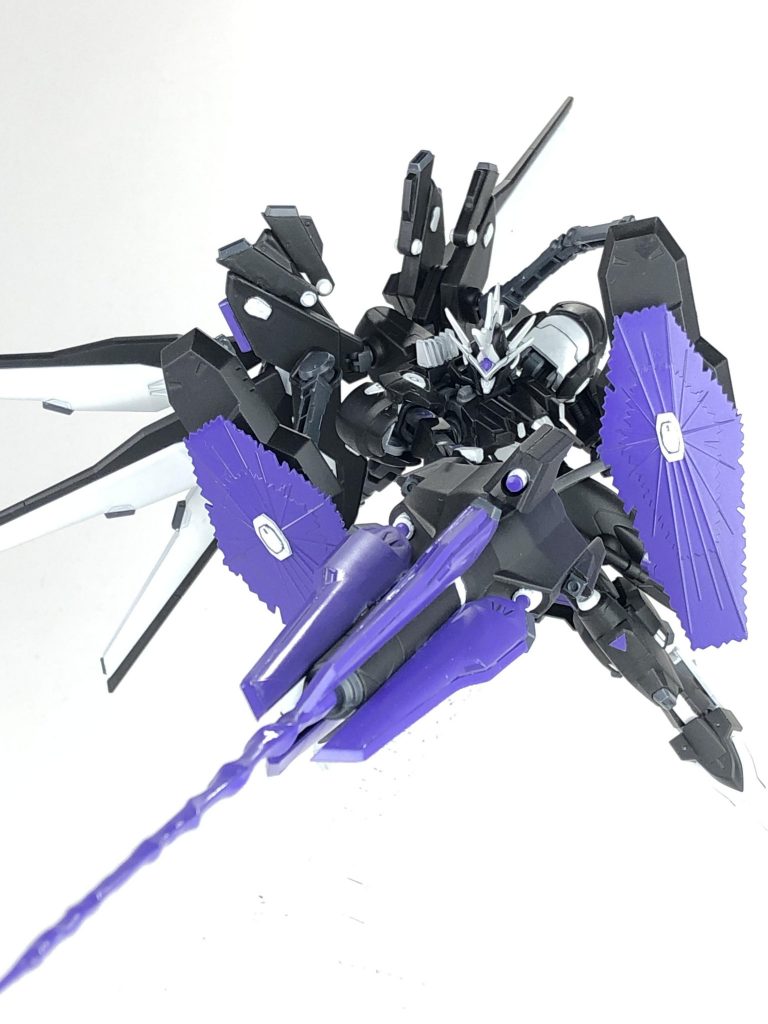 突撃状態・「フラッシュアングリフ」。シールドブースターからシールドを展開して、リヒトランスからビーム刃を出力して突撃します。機体にはバーニアを至るところに付けているので突撃時の加速、減速、軌道修正が可能です。フラッシュアングリフはドイツ語で閃光の突撃です。