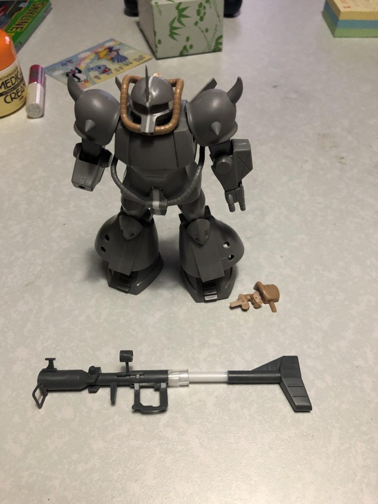 装備したジャイアントバズの後方を伸縮出来るように加工。
 
グリップも角度が着くように稼働部追加。
何とか担げるよーになりました。