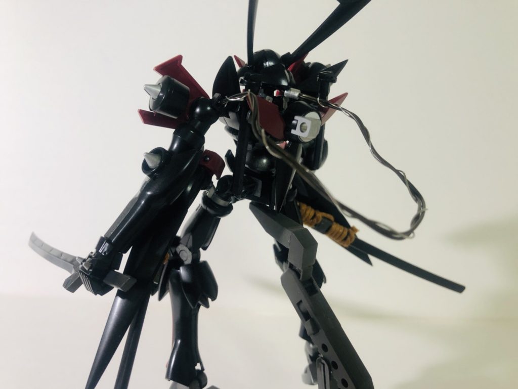 後ろのケーブルはアルミワイヤーに変更して自由に動かせるようにしました